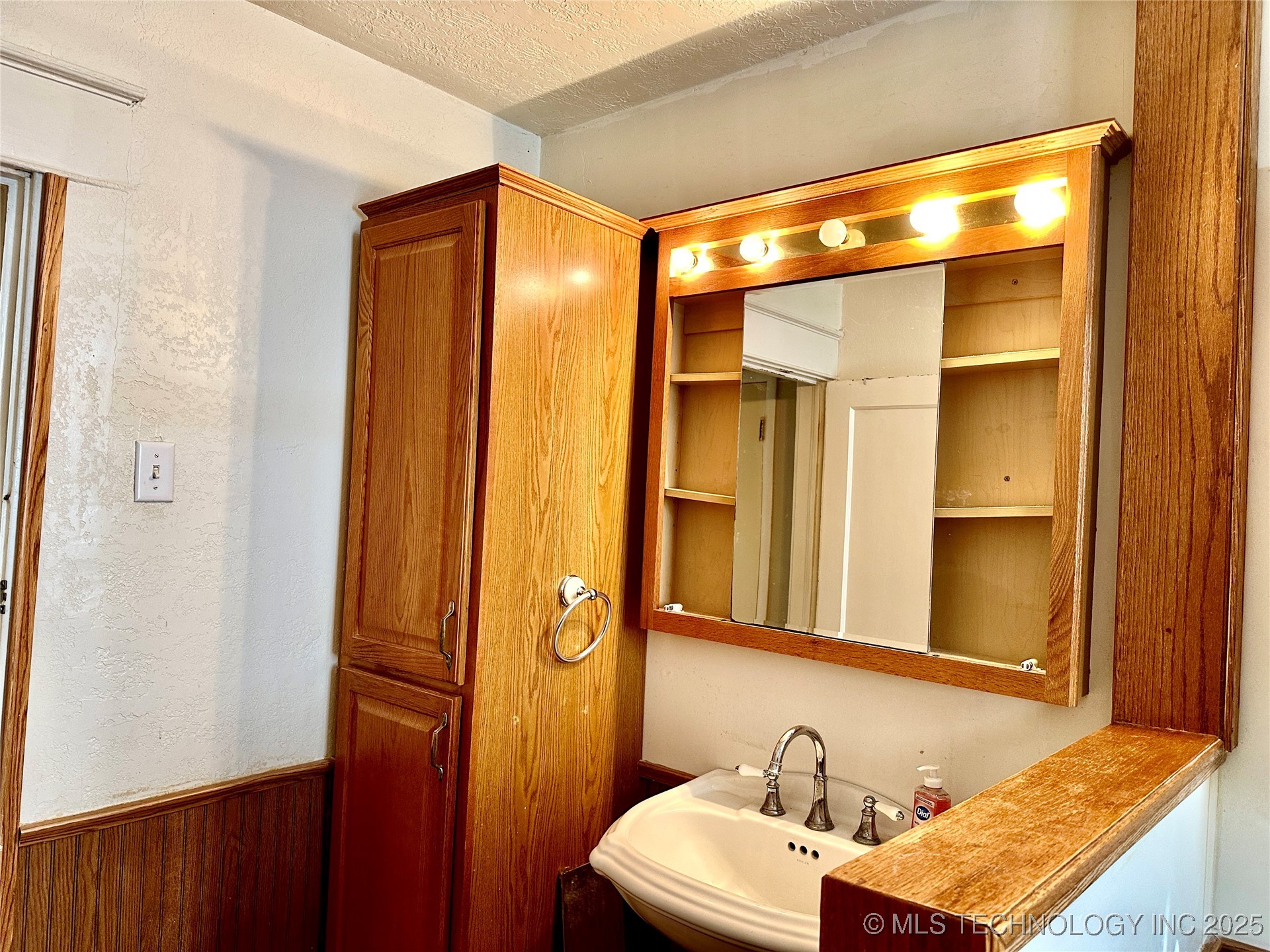 411 W 8th