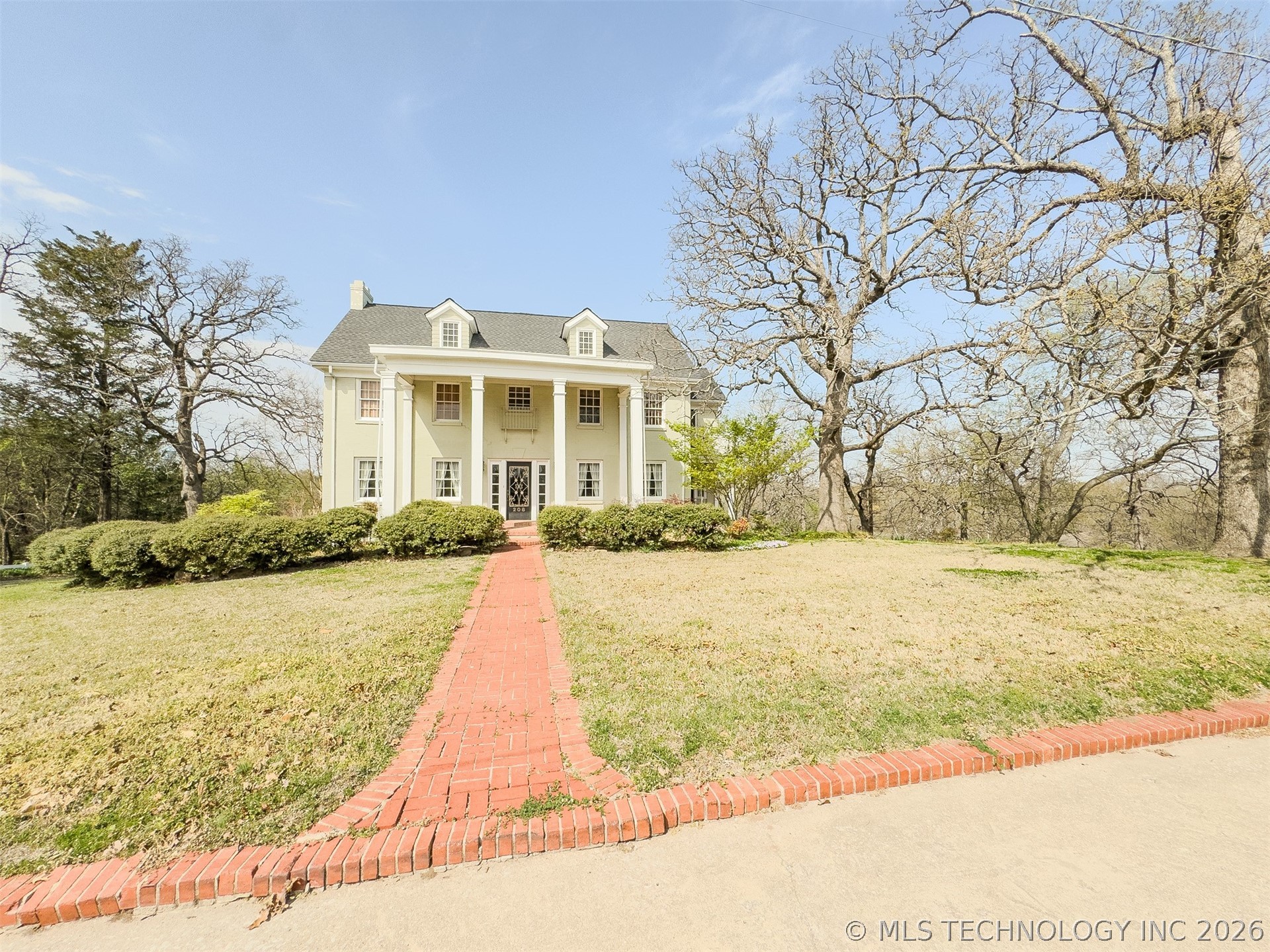 208 E Kings