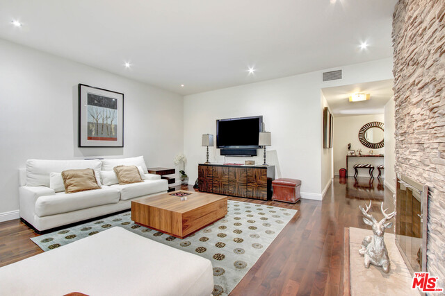 423 N Palm Dr Unit: 205