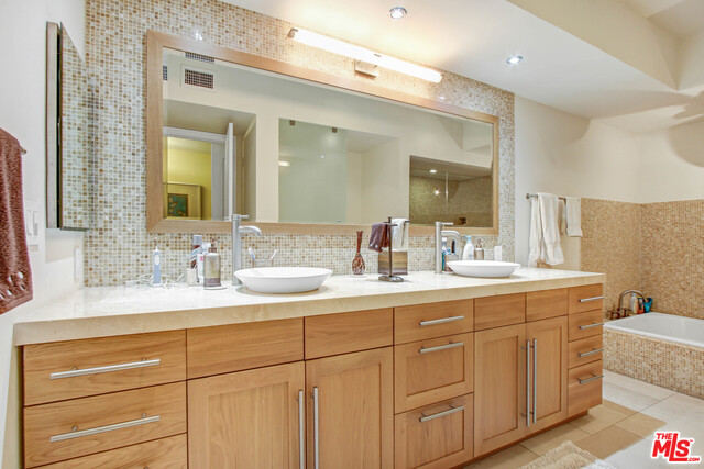 423 N Palm Dr Unit: 205