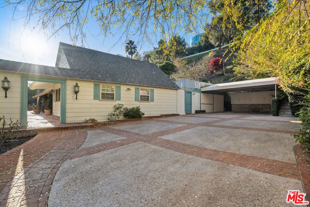 1131 COLDWATER CANYON DR