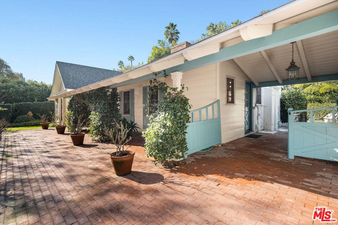 1131 COLDWATER CANYON DR