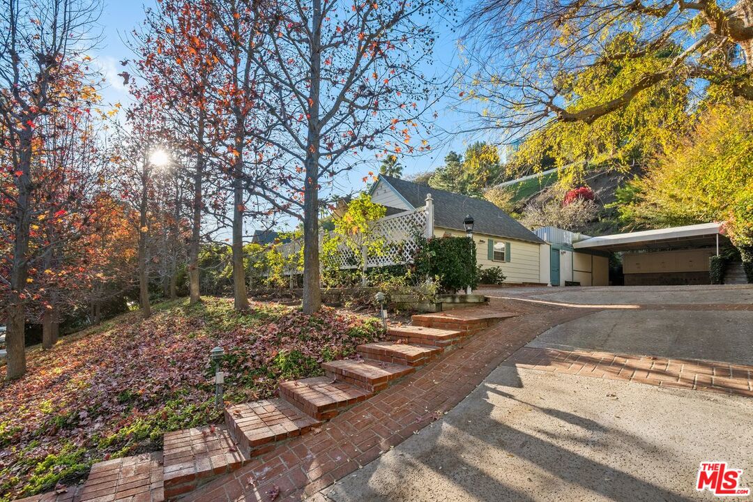 1131 COLDWATER CANYON DR
