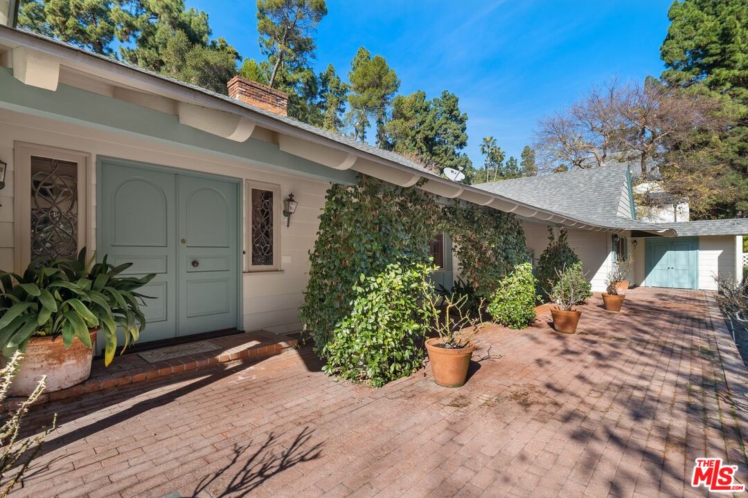 1131 COLDWATER CANYON DR