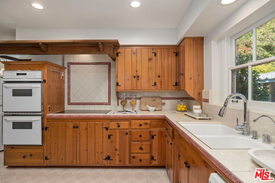 1131 COLDWATER CANYON DR