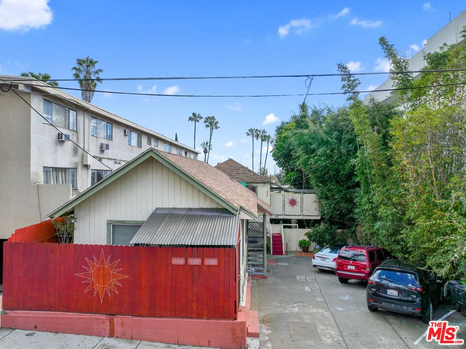 918 N San Vicente Blvd