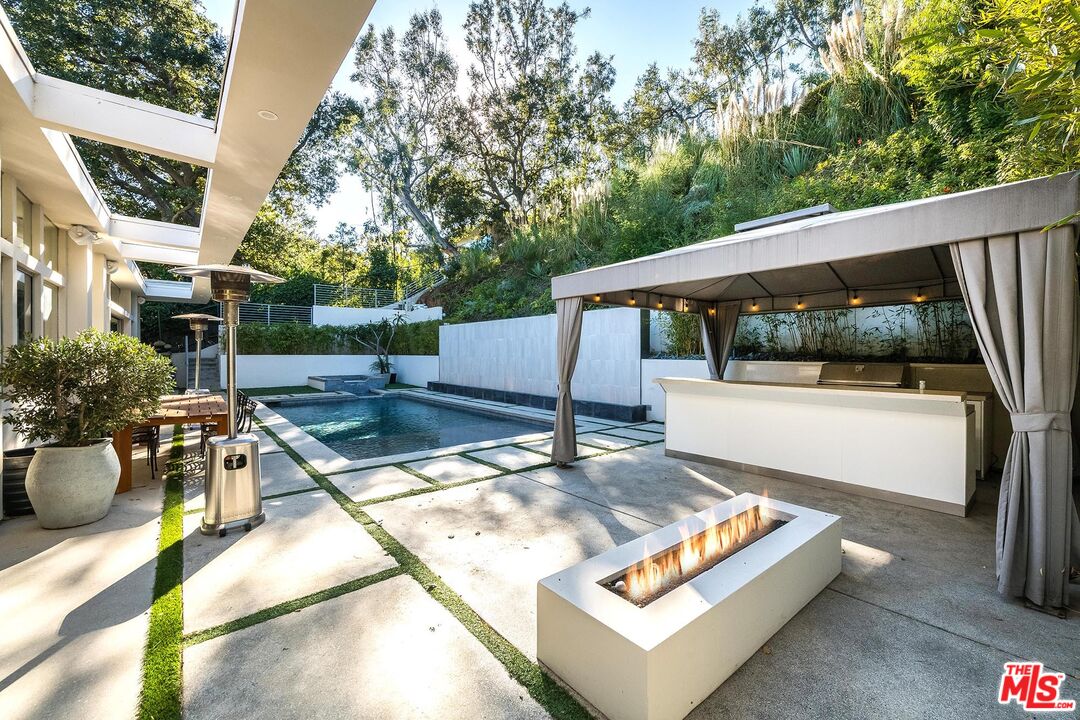 2241 Bowmont Dr