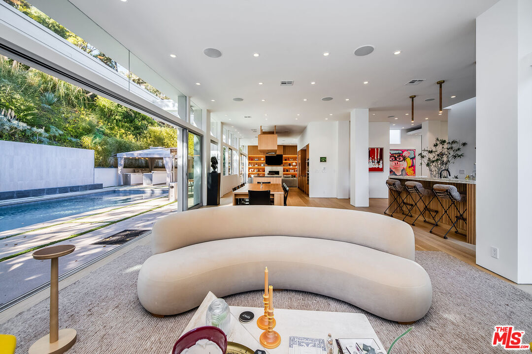 2241 Bowmont Dr