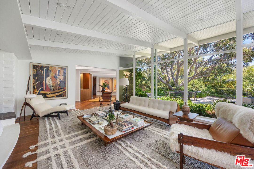 2179 Mandeville Canyon Rd