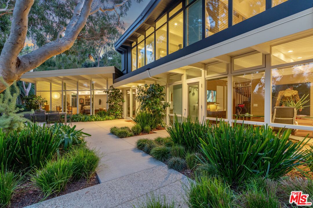 2179 Mandeville Canyon Rd