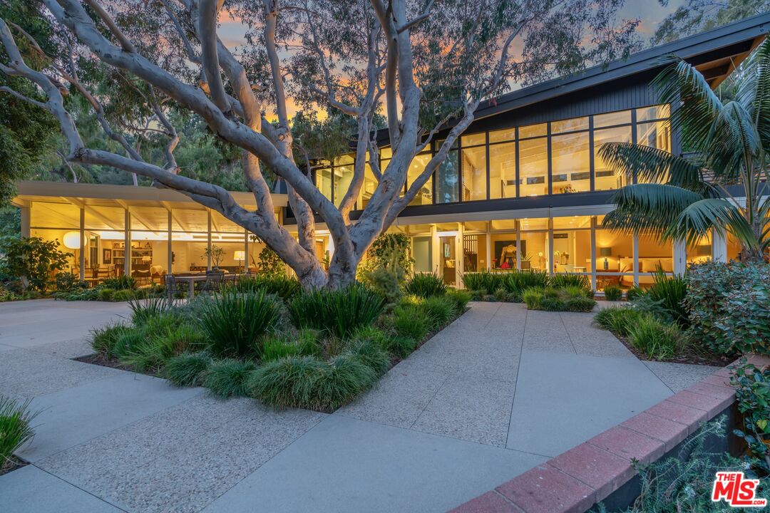 2179 Mandeville Canyon Rd