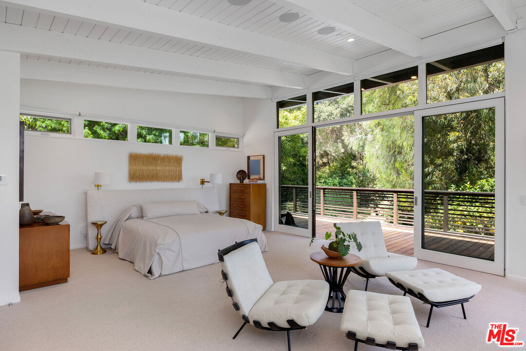 2179 Mandeville Canyon Rd