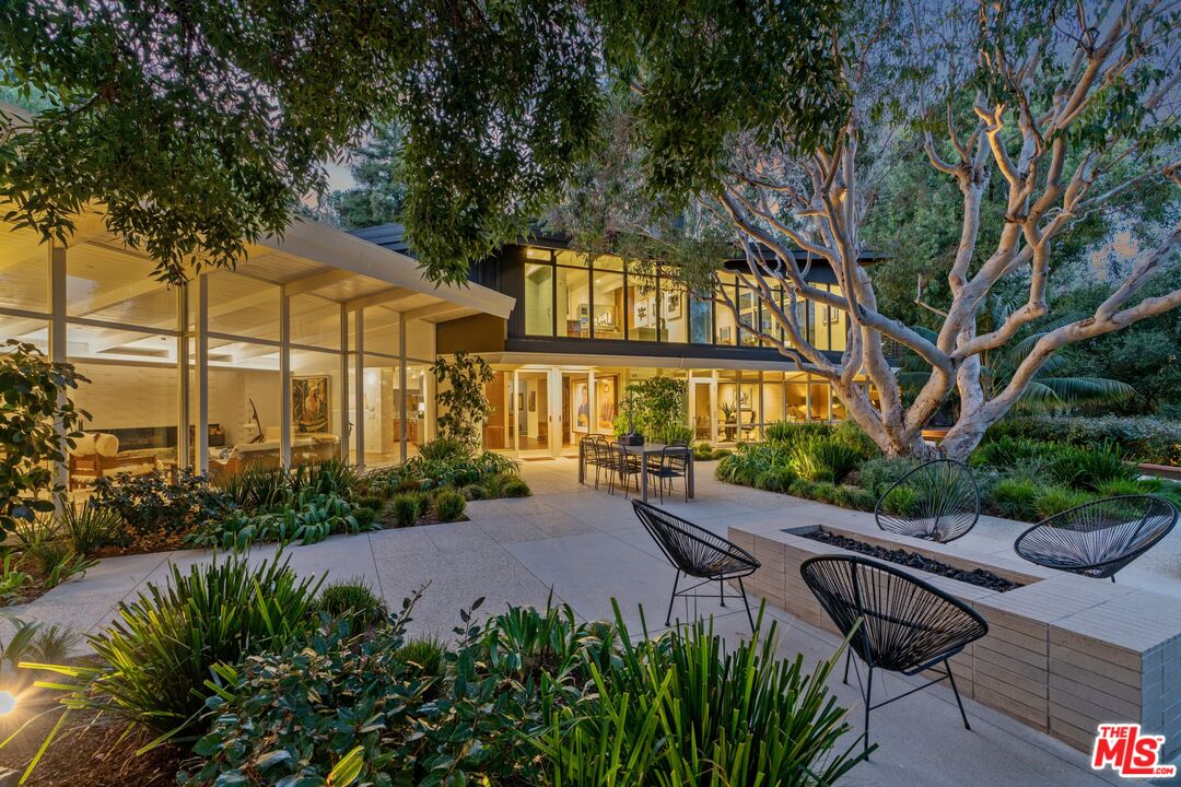 2179 Mandeville Canyon Rd
