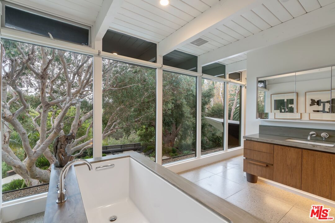 2179 Mandeville Canyon Rd
