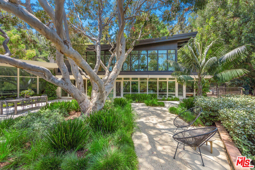 2179 Mandeville Canyon Rd