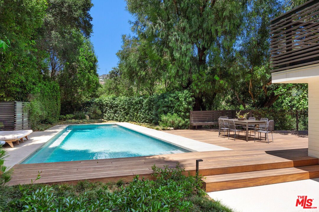 2179 Mandeville Canyon Rd