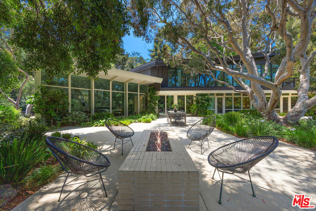 2179 Mandeville Canyon Rd