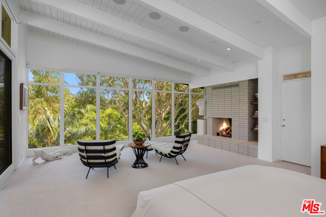 2179 Mandeville Canyon Rd