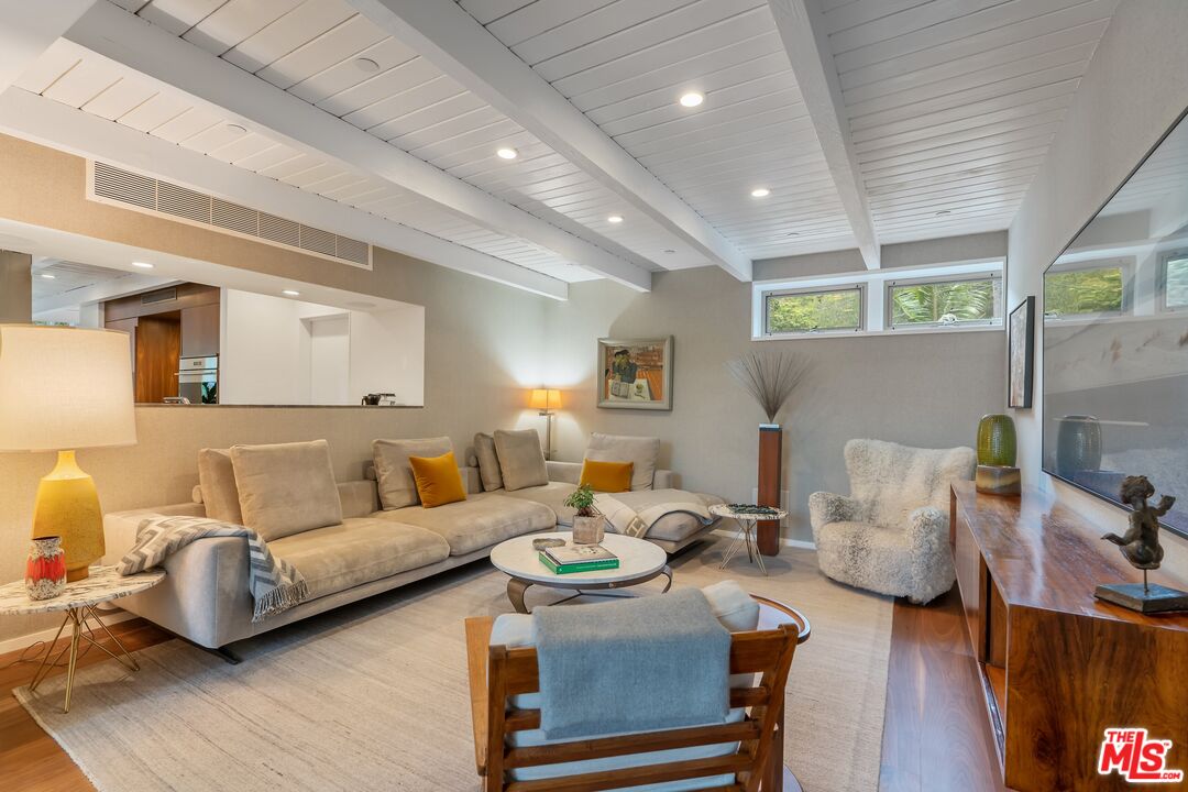 2179 Mandeville Canyon Rd