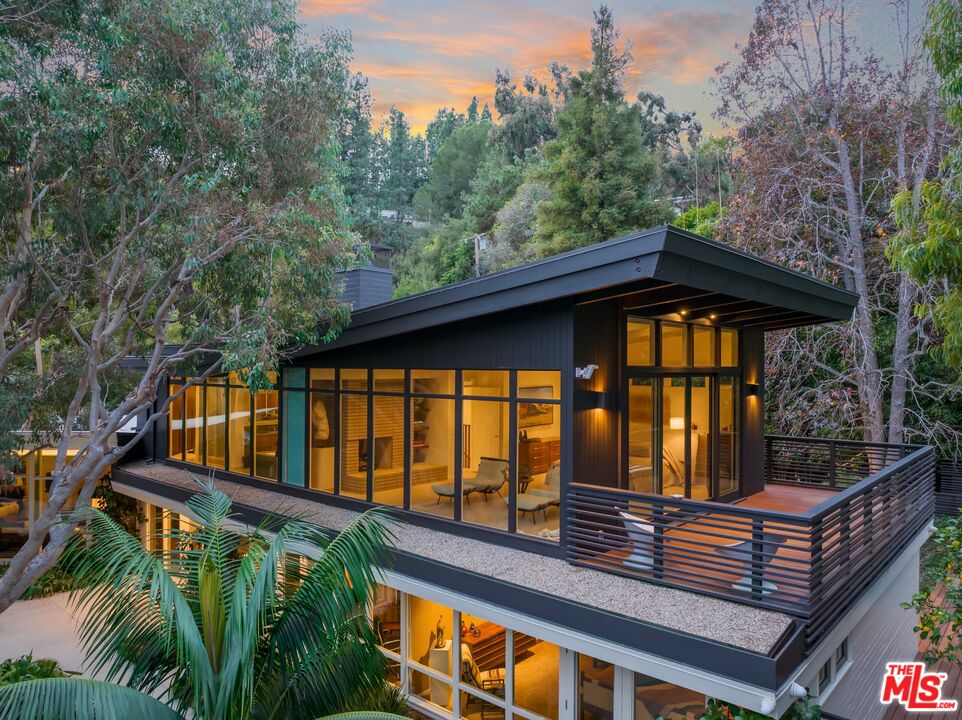 2179 Mandeville Canyon Rd