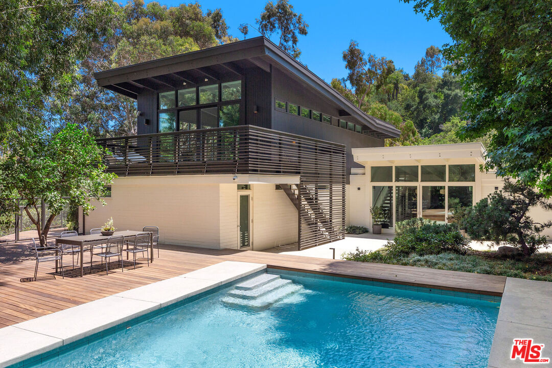 2179 Mandeville Canyon Rd