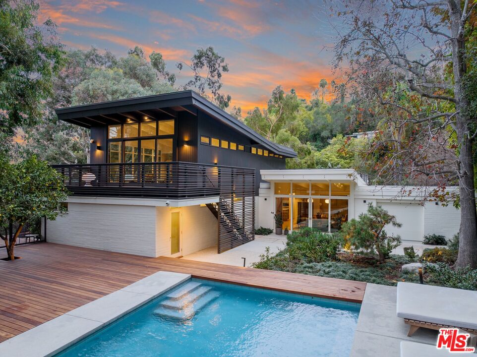 2179 Mandeville Canyon Rd
