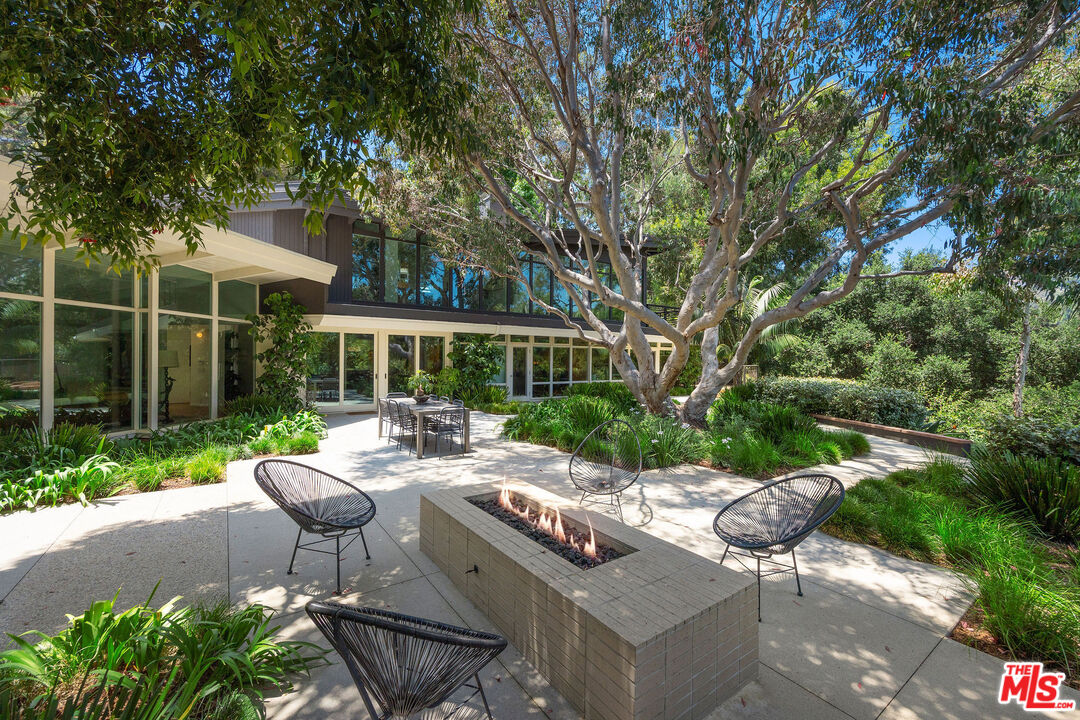 2179 Mandeville Canyon Rd