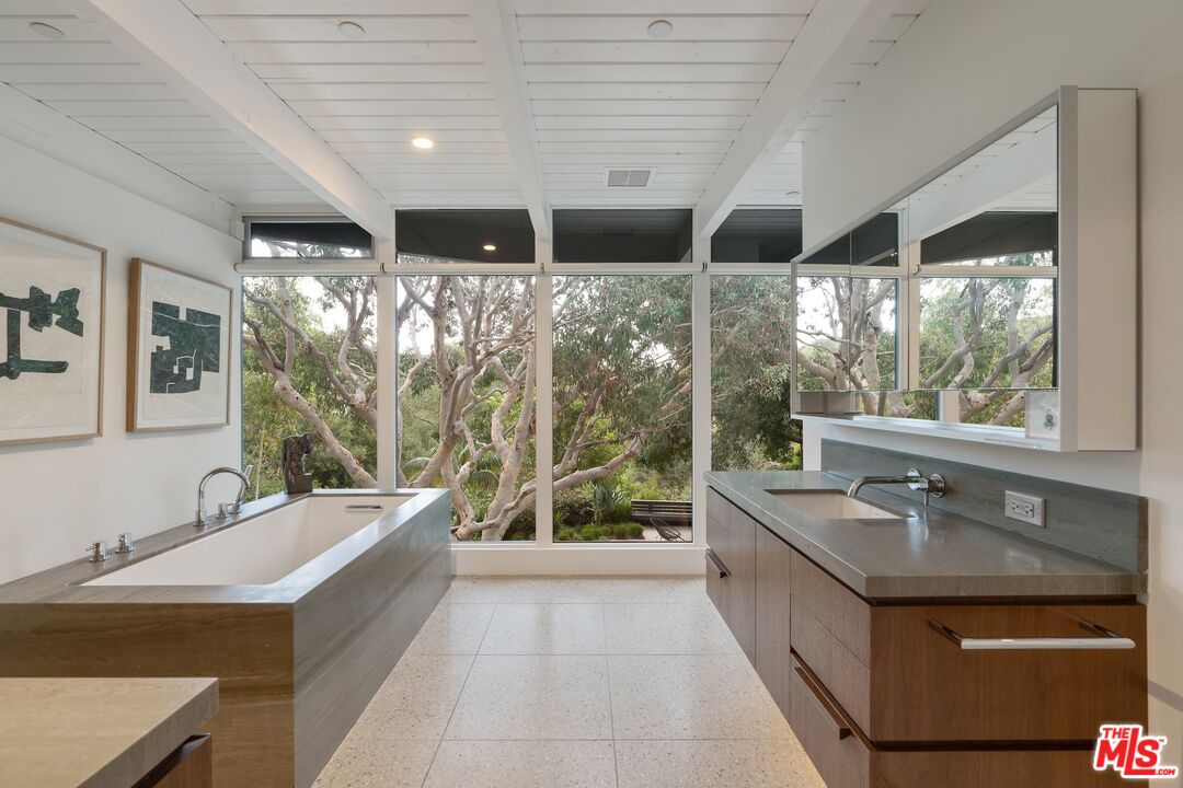 2179 Mandeville Canyon Rd