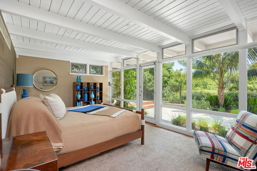 2179 Mandeville Canyon Rd