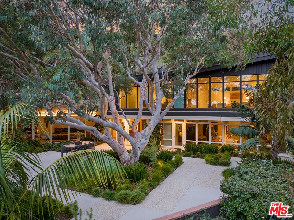 2179 Mandeville Canyon Rd