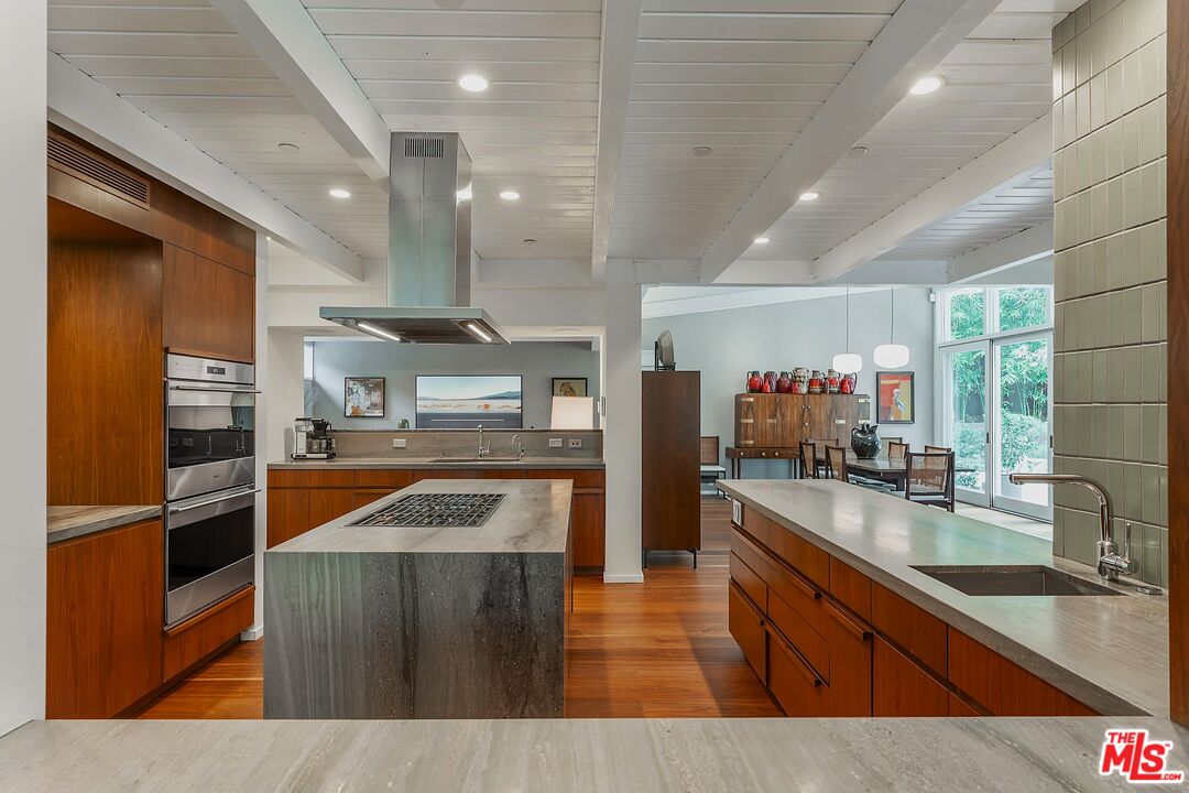 2179 Mandeville Canyon Rd