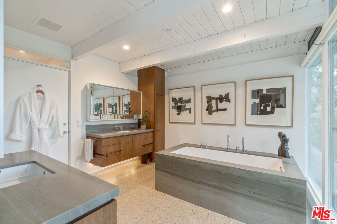 2179 Mandeville Canyon Rd