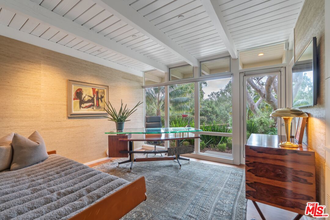 2179 Mandeville Canyon Rd