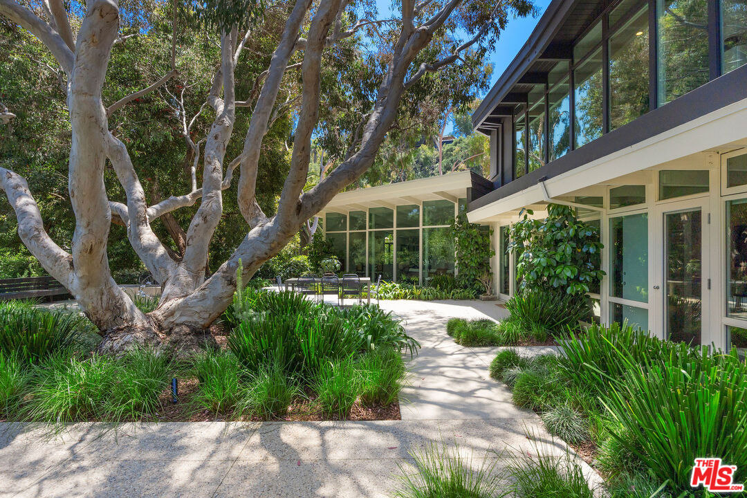 2179 Mandeville Canyon Rd