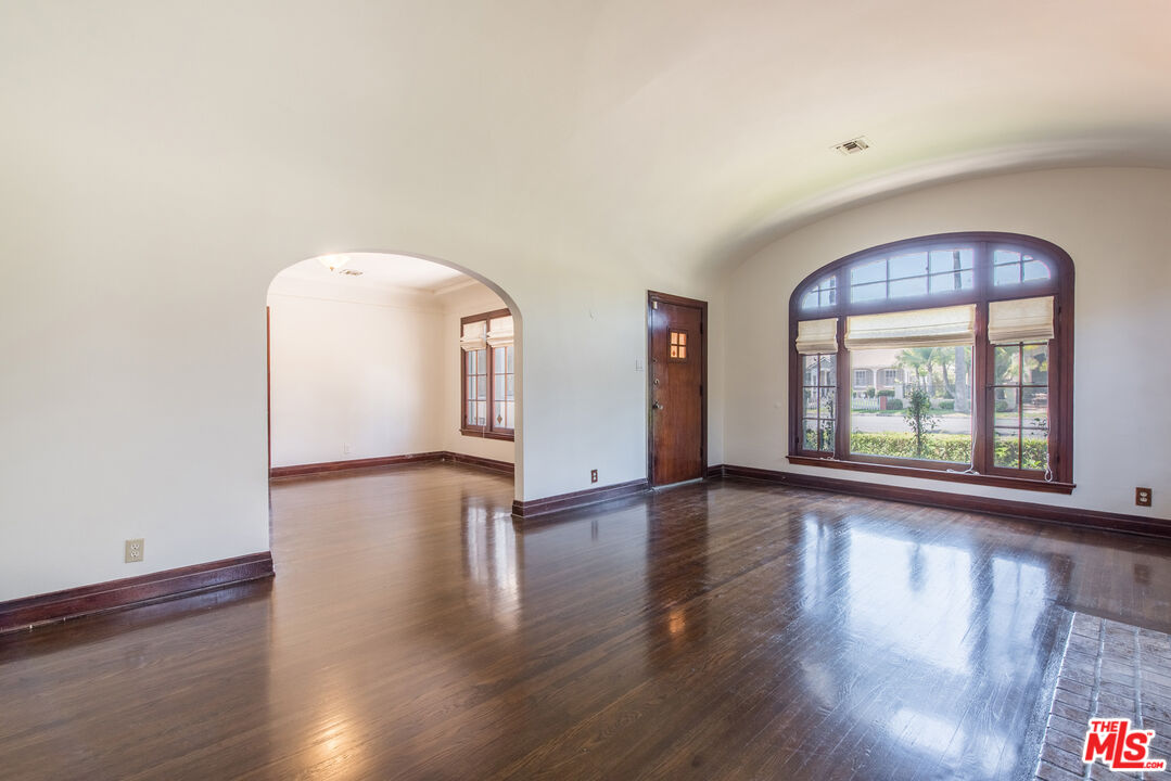 162 N DOHENY DR