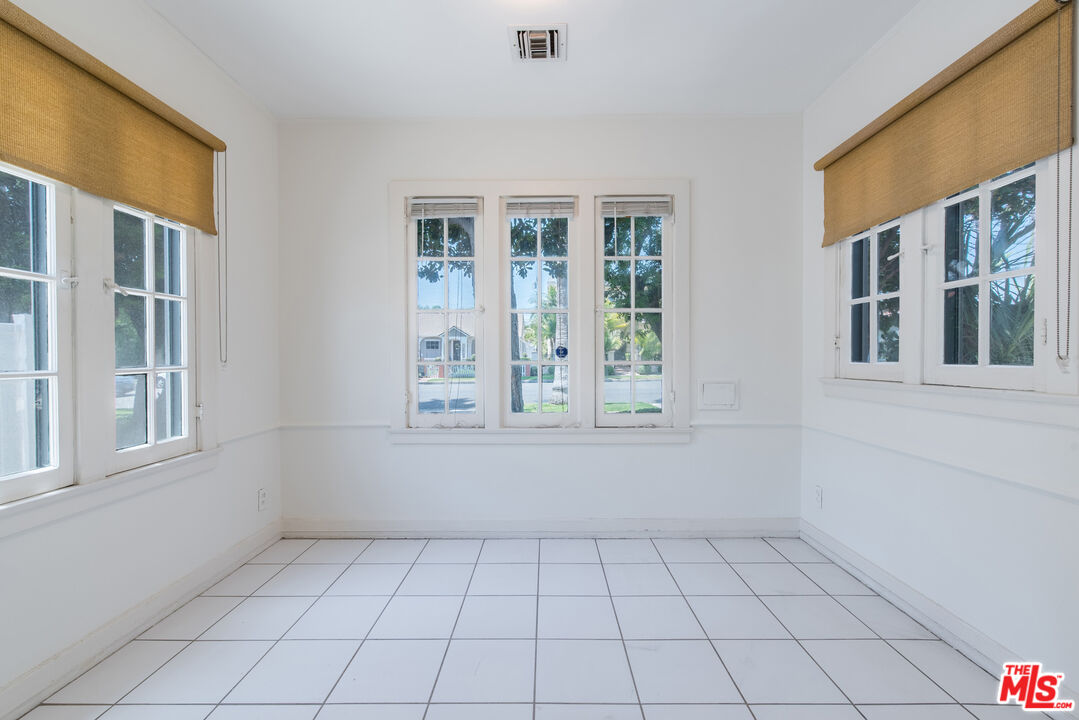 162 N DOHENY DR