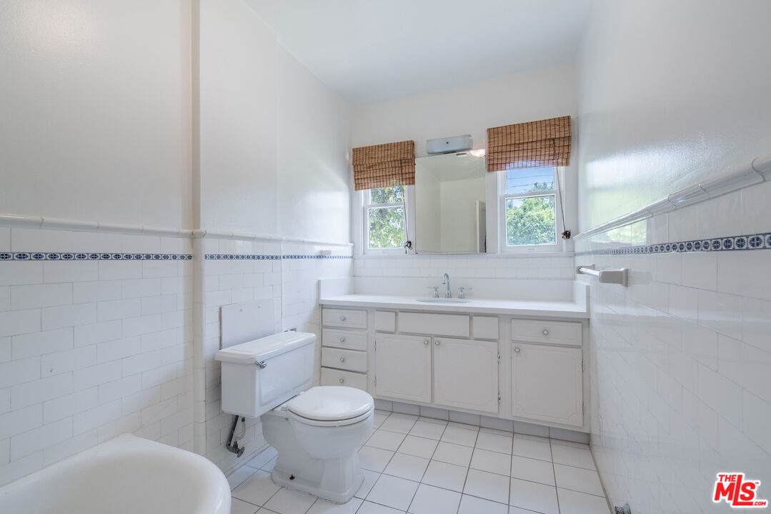 162 N DOHENY DR