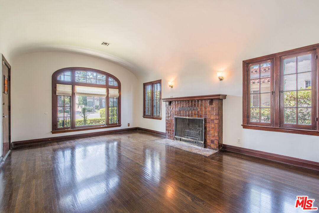 162 N DOHENY DR