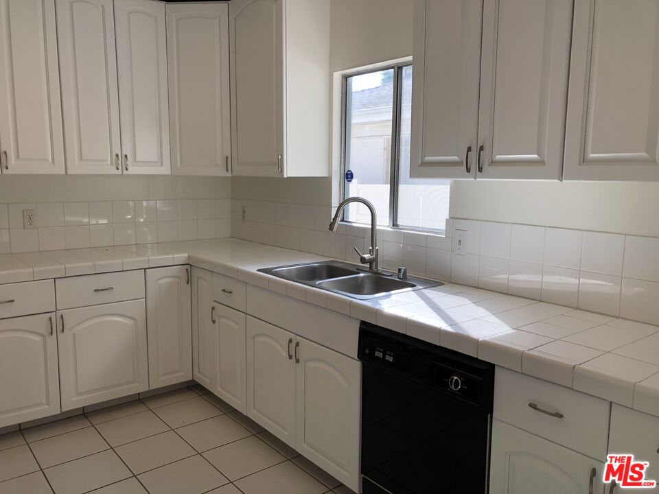 162 N DOHENY DR