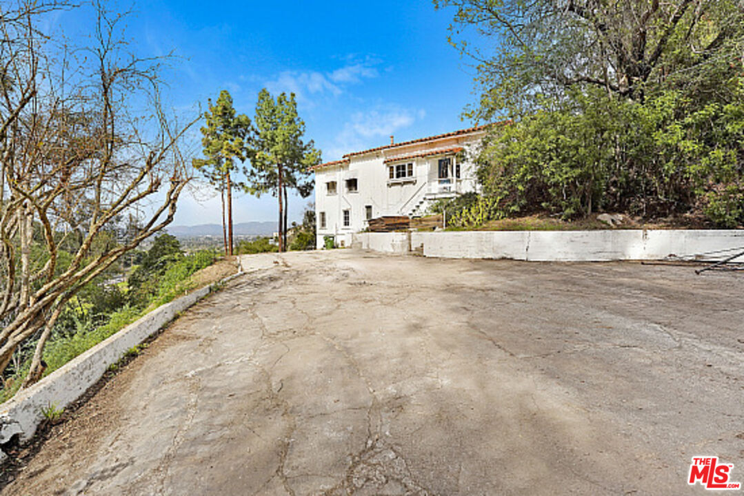 3351 Coldwater Canyon Ave