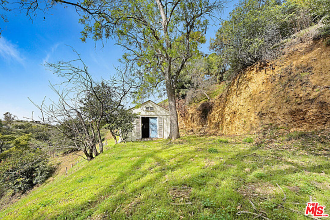 3351 Coldwater Canyon Ave