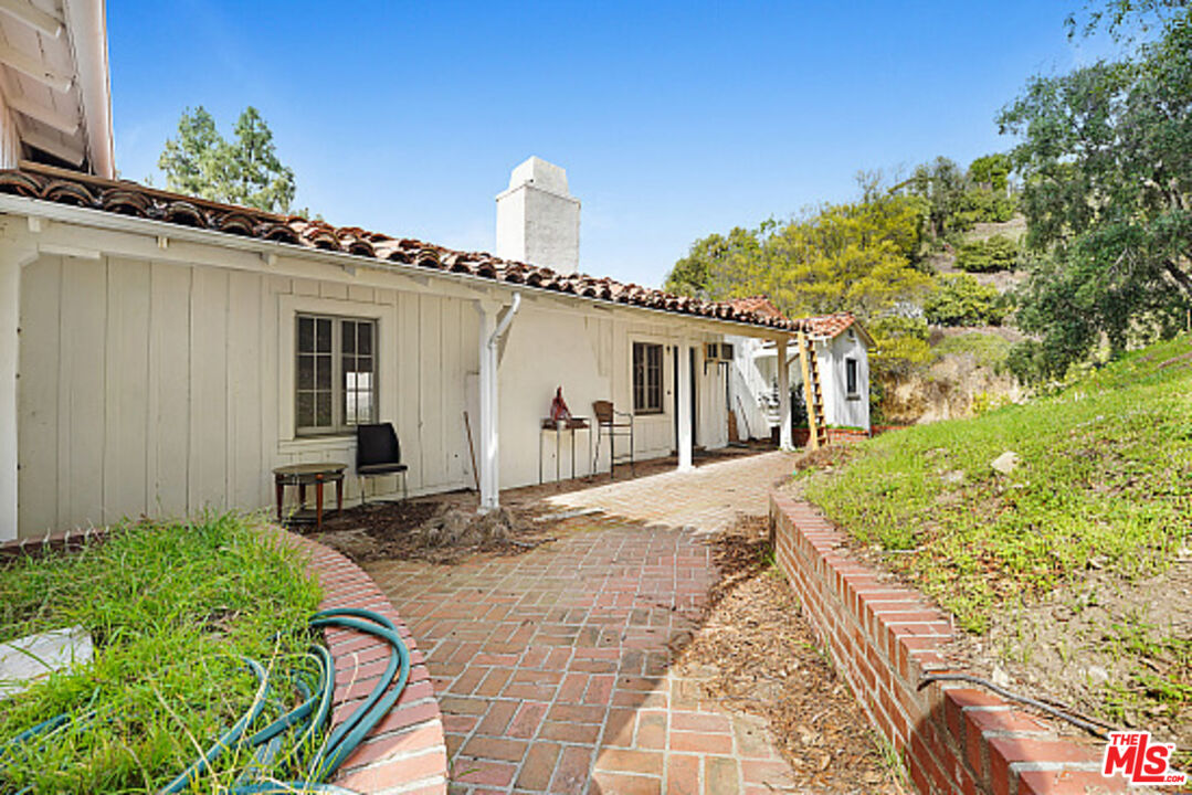 3351 Coldwater Canyon Ave