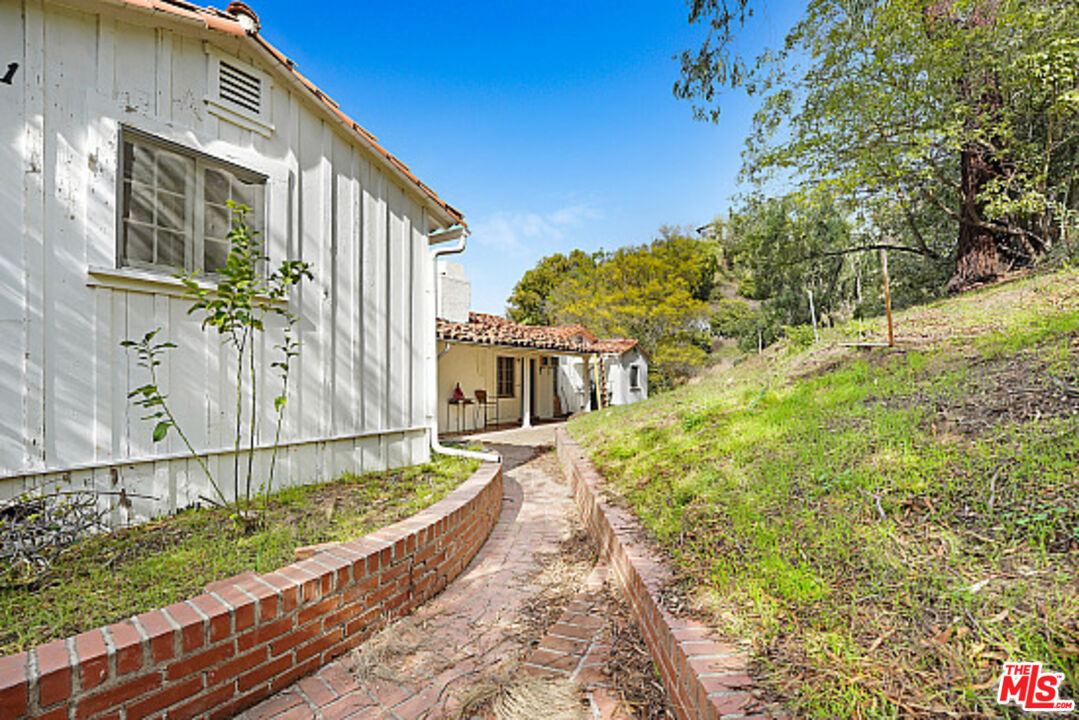 3351 Coldwater Canyon Ave