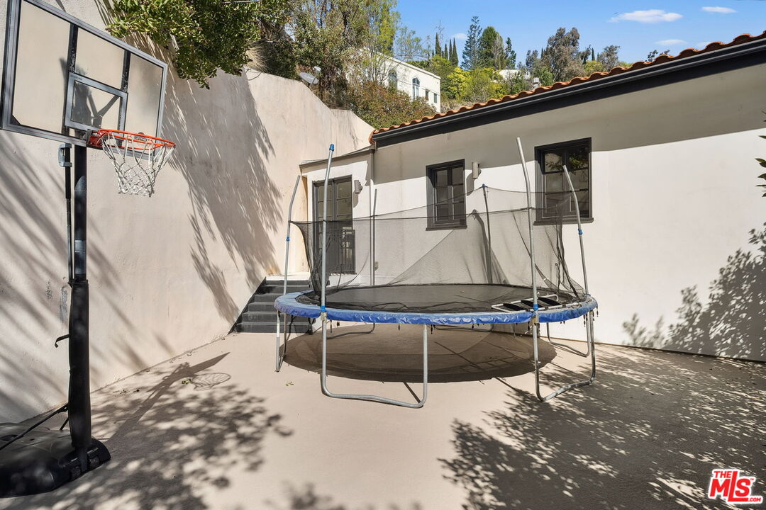 1600 Clear View Dr