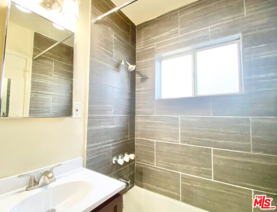 731 E Jefferson Blvd