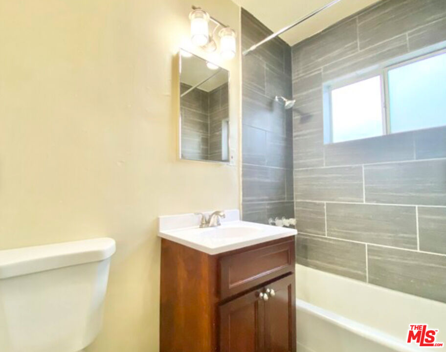 731 E Jefferson Blvd