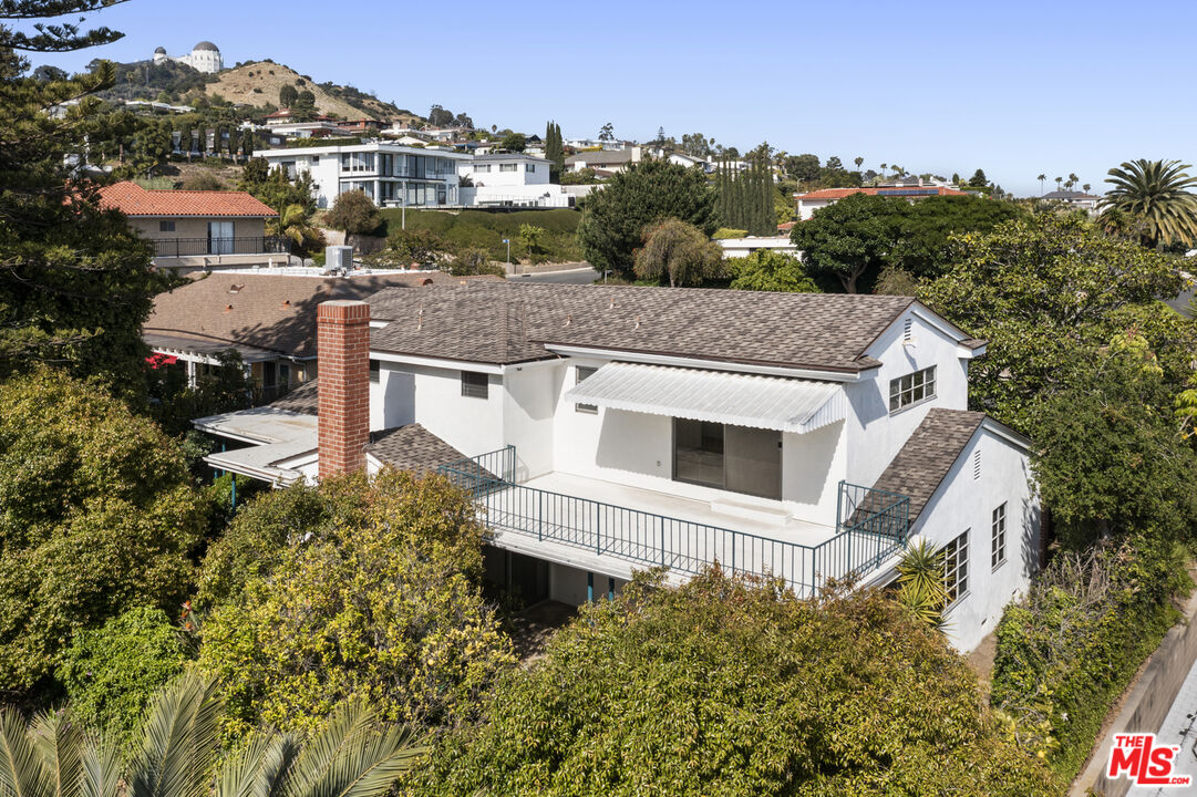 2201 N Hobart Blvd