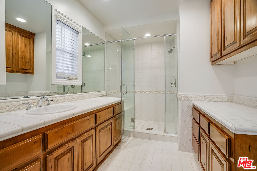 429 Shirley Pl Unit: B