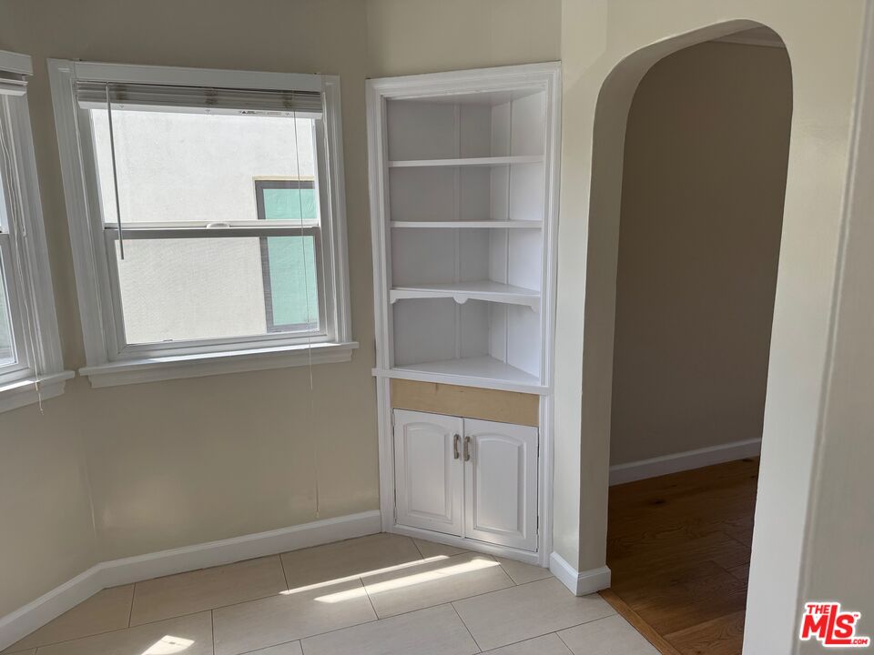 424 S Roxbury DR Unit: Upper