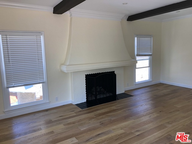 424 S Roxbury DR Unit: Upper